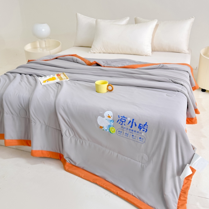91家纺网 家纺一手货源 找家纺 【苏东来】2025年夏季高端真锦氨凉感夏被纯色空调被单双人夏被春秋被子冰丝夏被被芯直播爆款 凉小鸭浅灰