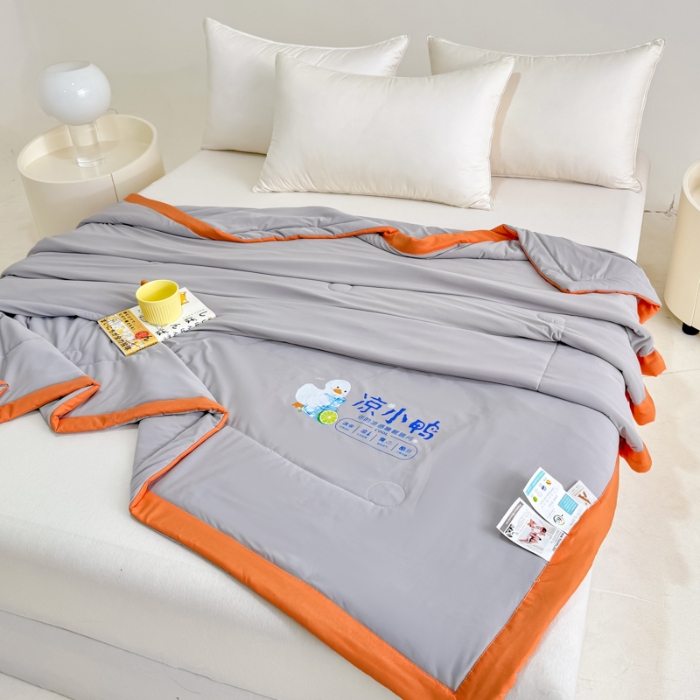 91家纺网 家纺一手货源 找家纺 【苏东来】2025年夏季高端真锦氨凉感夏被纯色空调被单双人夏被春秋被子冰丝夏被被芯直播爆款 凉小鸭浅灰