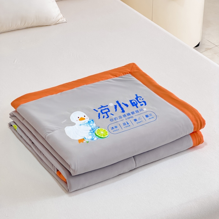 91家纺网 家纺一手货源 找家纺 【苏东来】2025年夏季高端真锦氨凉感夏被纯色空调被单双人夏被春秋被子冰丝夏被被芯直播爆款 凉小鸭浅灰
