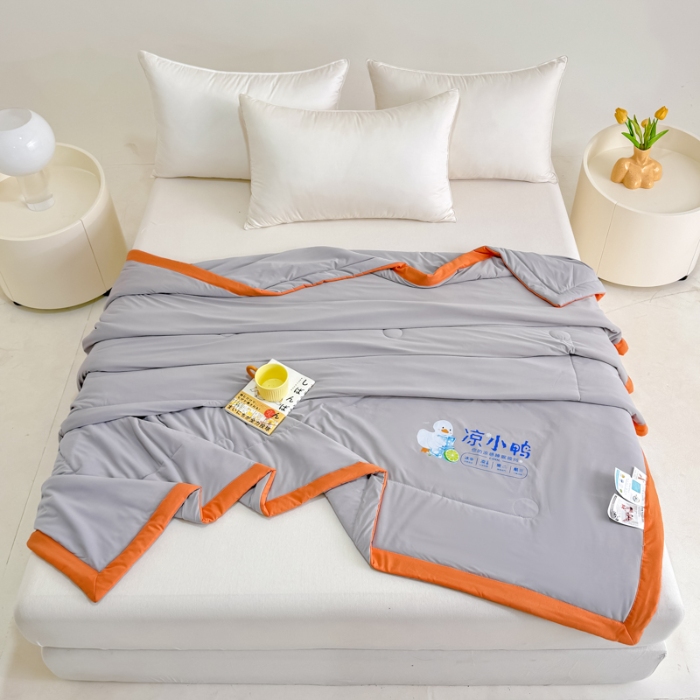 91家纺网 家纺一手货源 找家纺 【苏东来】2025年夏季高端真锦氨凉感夏被纯色空调被单双人夏被春秋被子冰丝夏被被芯直播爆款 凉小鸭浅灰