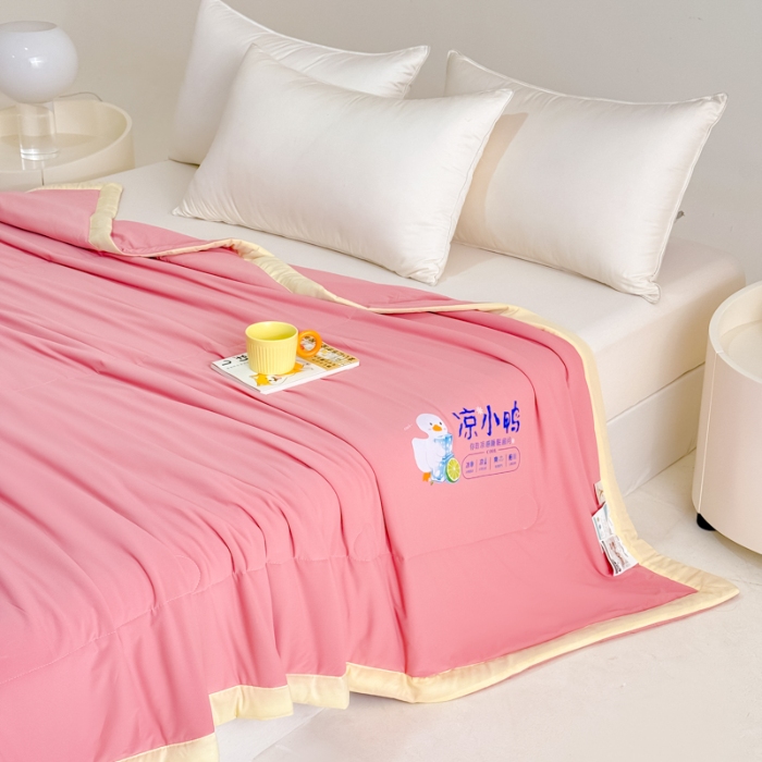 91家纺网 家纺一手货源 找家纺 【苏东来】2025年夏季高端真锦氨凉感夏被纯色空调被单双人夏被春秋被子冰丝夏被被芯直播爆款 凉小鸭粉