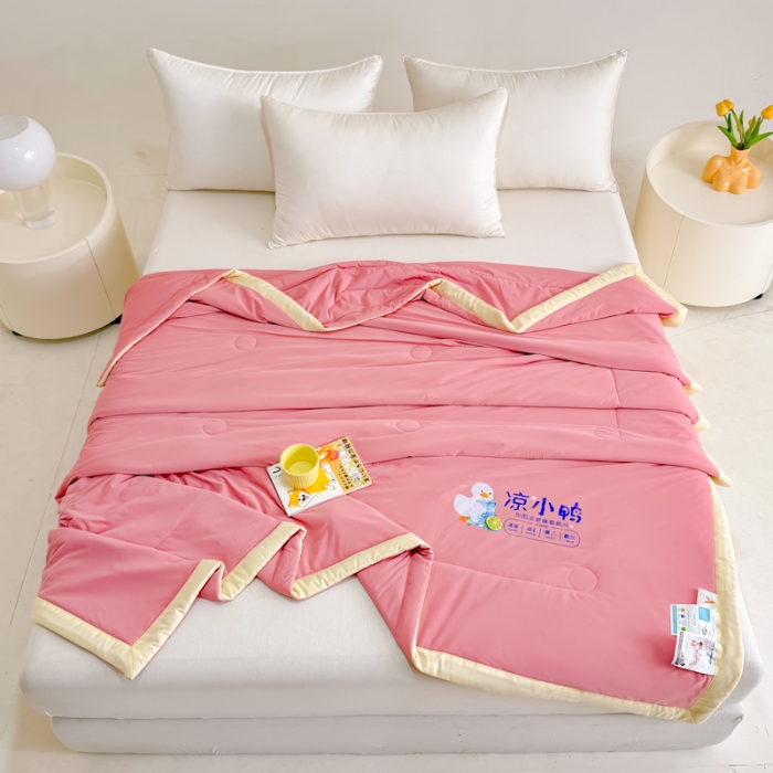 91家纺网 家纺一手货源 找家纺 【苏东来】2025年夏季高端真锦氨凉感夏被纯色空调被单双人夏被春秋被子冰丝夏被被芯直播爆款 凉小鸭粉