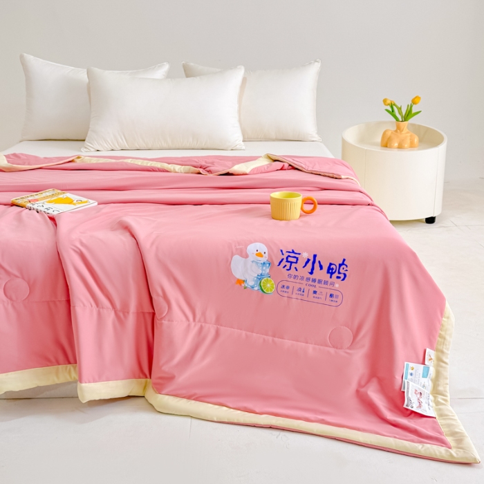 91家纺网 家纺一手货源 找家纺 【苏东来】2025年夏季高端真锦氨凉感夏被纯色空调被单双人夏被春秋被子冰丝夏被被芯直播爆款 凉小鸭粉