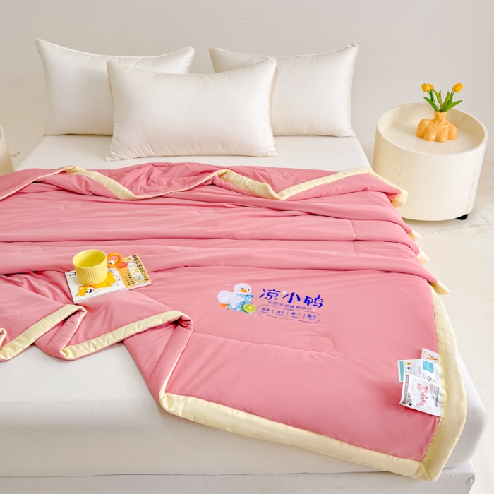 91家纺网 家纺一手货源 找家纺 【苏东来】2025年夏季高端真锦氨凉感夏被纯色空调被单双人夏被春秋被子冰丝夏被被芯直播爆款 凉小鸭粉