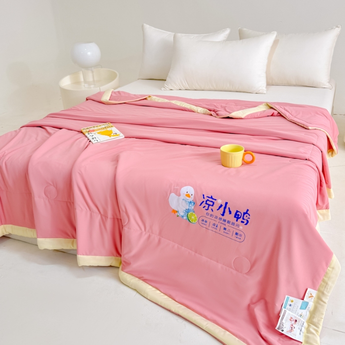 91家纺网 家纺一手货源 找家纺 【苏东来】2025年夏季高端真锦氨凉感夏被纯色空调被单双人夏被春秋被子冰丝夏被被芯直播爆款 凉小鸭粉