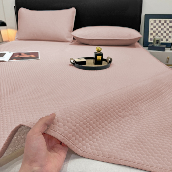 91家纺网 家纺一手货源 找家纺 春寻家纺 2025新款凉豆豆凉席冰丝席 粉玉色