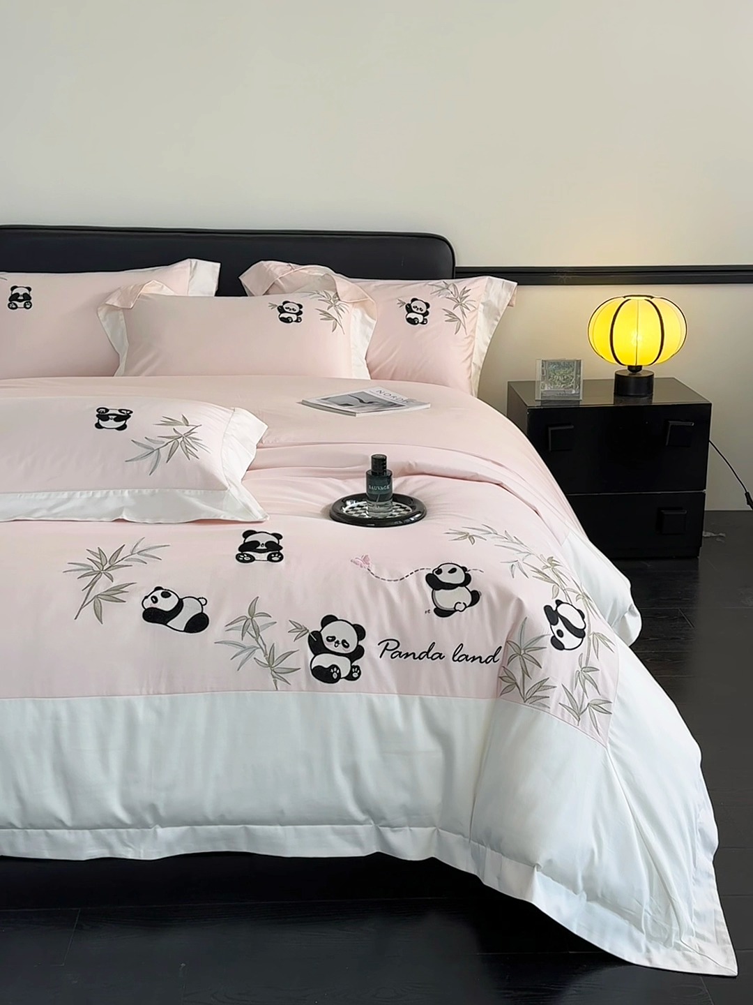 91家纺网 家纺一手货源 找家纺 春夏新品50*50S贡缎长绒棉刺绣四件套纯棉床单床笠高档礼盒装 桃花粉-熊猫乐园-贡缎长绒棉