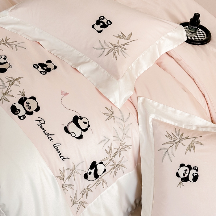91家纺网 家纺一手货源 找家纺 春夏新品50*50S贡缎长绒棉刺绣四件套纯棉床单床笠高档礼盒装 桃花粉-熊猫乐园-贡缎长绒棉