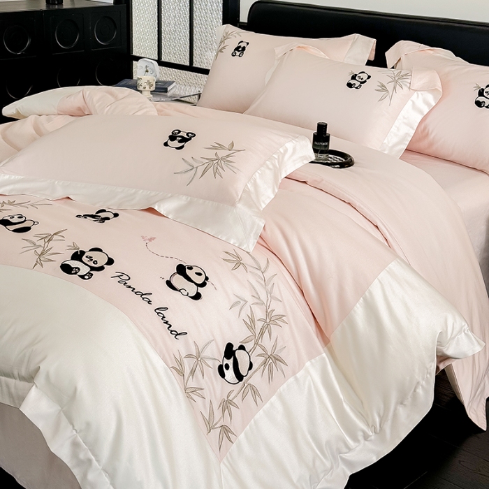 91家纺网 家纺一手货源 找家纺 春夏新品50*50S贡缎长绒棉刺绣四件套纯棉床单床笠高档礼盒装 桃花粉-熊猫乐园-贡缎长绒棉