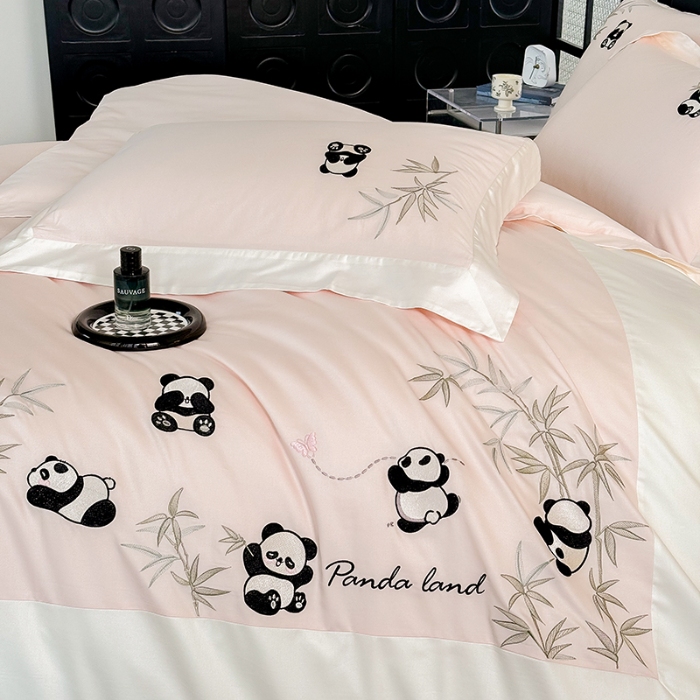 91家纺网 家纺一手货源 找家纺 春夏新品50*50S贡缎长绒棉刺绣四件套纯棉床单床笠高档礼盒装 桃花粉-熊猫乐园-贡缎长绒棉