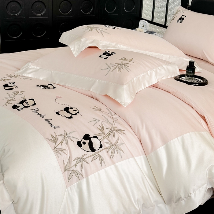 91家纺网 家纺一手货源 找家纺 春夏新品50*50S贡缎长绒棉刺绣四件套纯棉床单床笠高档礼盒装 桃花粉-熊猫乐园-贡缎长绒棉