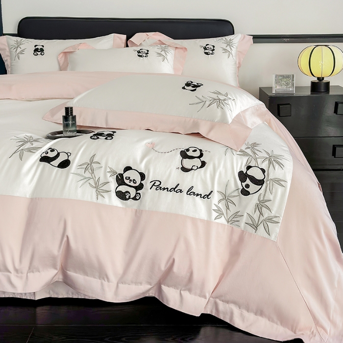 91家纺网 家纺一手货源 找家纺 春夏新品50*50S贡缎长绒棉刺绣四件套纯棉床单床笠高档礼盒装 白拼粉-熊猫乐园-贡缎长绒棉