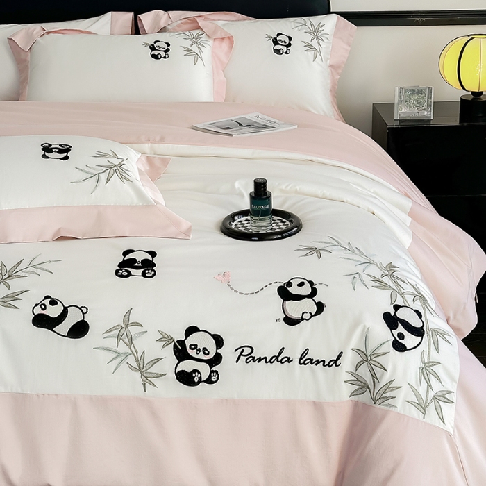 91家纺网 家纺一手货源 找家纺 春夏新品50*50S贡缎长绒棉刺绣四件套纯棉床单床笠高档礼盒装 白拼粉-熊猫乐园-贡缎长绒棉