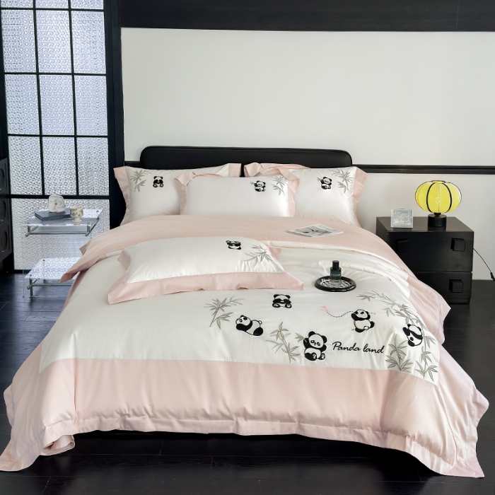 91家纺网 家纺一手货源 找家纺 春夏新品50*50S贡缎长绒棉刺绣四件套纯棉床单床笠高档礼盒装 白拼粉-熊猫乐园-贡缎长绒棉