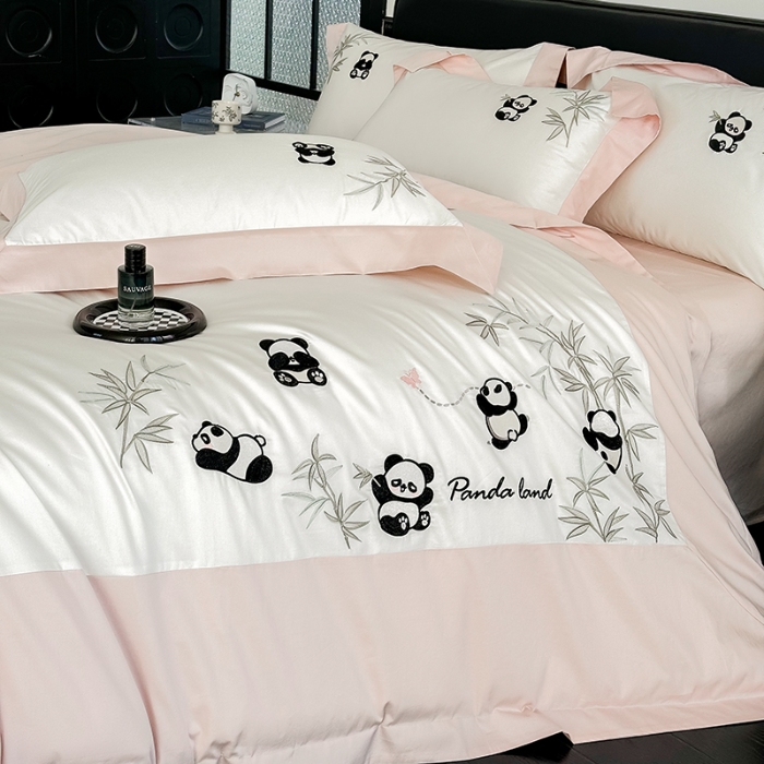 91家纺网 家纺一手货源 找家纺 春夏新品50*50S贡缎长绒棉刺绣四件套纯棉床单床笠高档礼盒装 白拼粉-熊猫乐园-贡缎长绒棉