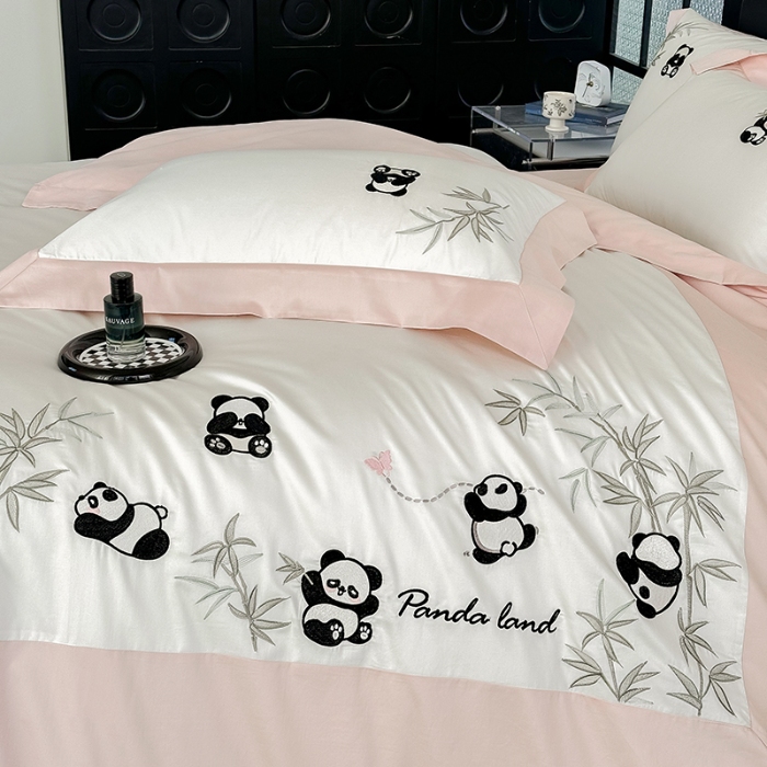 91家纺网 家纺一手货源 找家纺 春夏新品50*50S贡缎长绒棉刺绣四件套纯棉床单床笠高档礼盒装 白拼粉-熊猫乐园-贡缎长绒棉