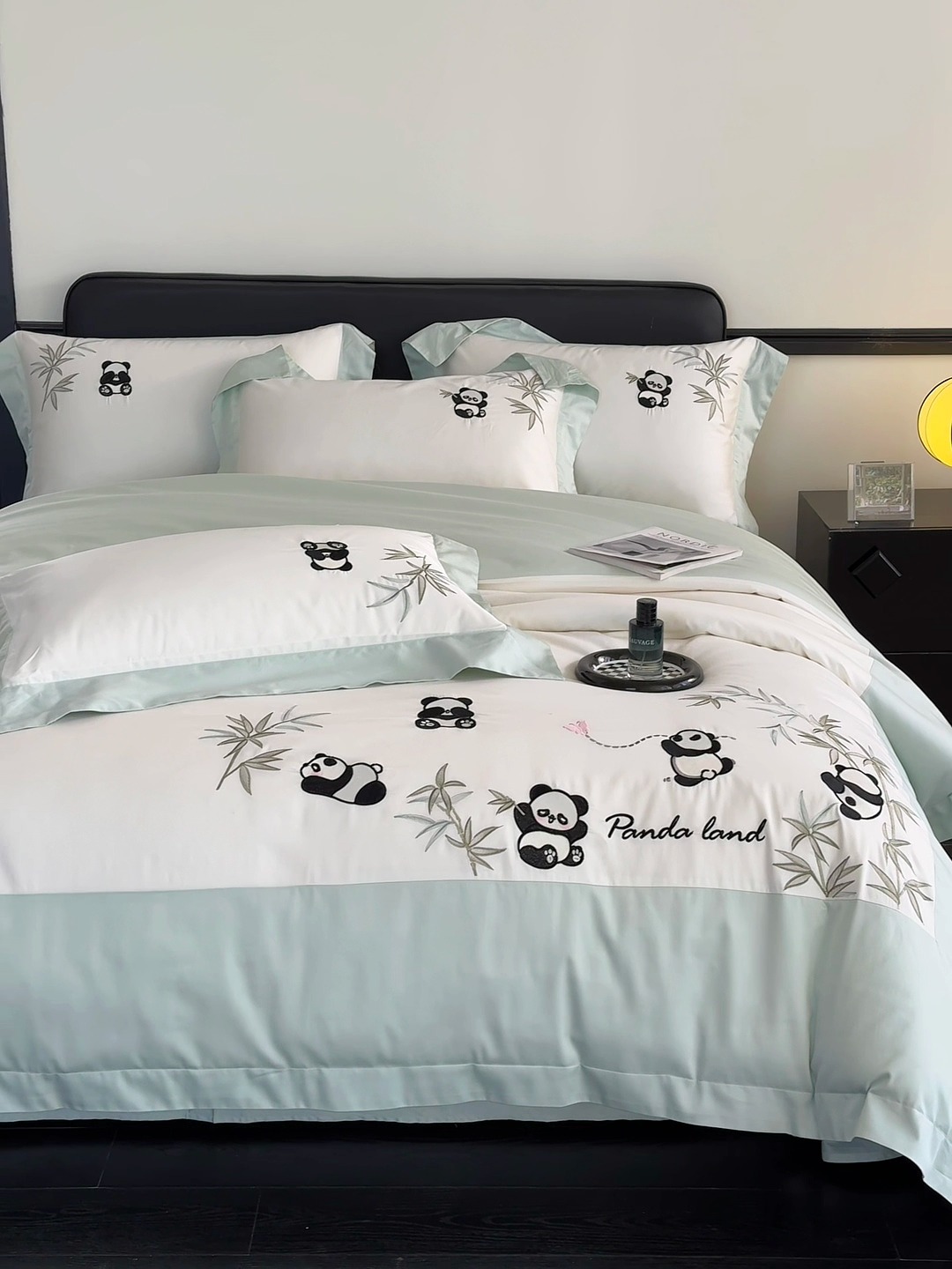 91家纺网 家纺一手货源 找家纺 春夏新品50*50S贡缎长绒棉刺绣四件套纯棉床单床笠高档礼盒装 白拼绿-熊猫乐园-贡缎长绒棉