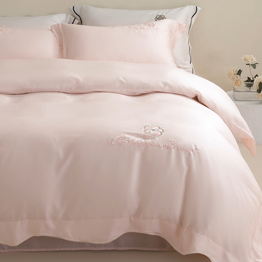 91家纺网 家纺一手货源 找家纺 春夏新品超细旦冷凝刺绣四件套100%莱赛尔高档礼盒装 淡藕粉-赫本-超细旦