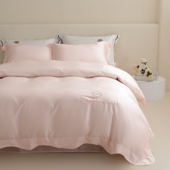 91家纺网 家纺一手货源 找家纺 春夏新品超细旦冷凝刺绣四件套100%莱赛尔高档礼盒装 淡藕粉-赫本-超细旦