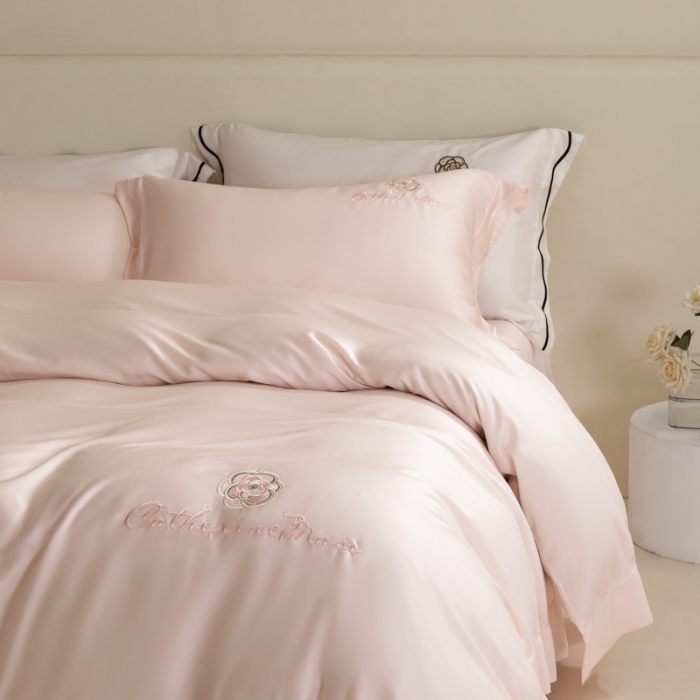 91家纺网 家纺一手货源 找家纺 春夏新品超细旦冷凝刺绣四件套100%莱赛尔高档礼盒装 淡藕粉-赫本-超细旦