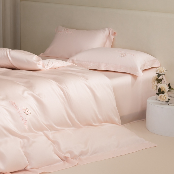 91家纺网 家纺一手货源 找家纺 春夏新品超细旦冷凝刺绣四件套100%莱赛尔高档礼盒装 淡藕粉-赫本-超细旦