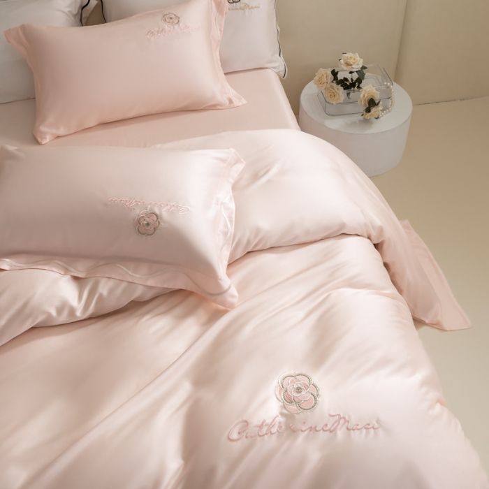 91家纺网 家纺一手货源 找家纺 春夏新品超细旦冷凝刺绣四件套100%莱赛尔高档礼盒装 淡藕粉-赫本-超细旦