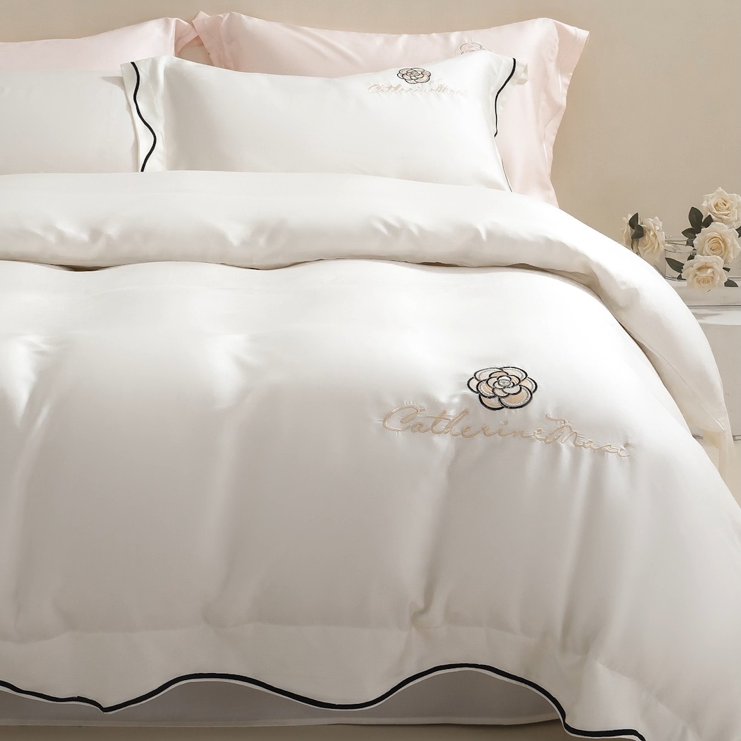 91家纺网 家纺一手货源 找家纺 春夏新品超细旦冷凝刺绣四件套100%莱赛尔高档礼盒装 奶油白-赫本-超细旦