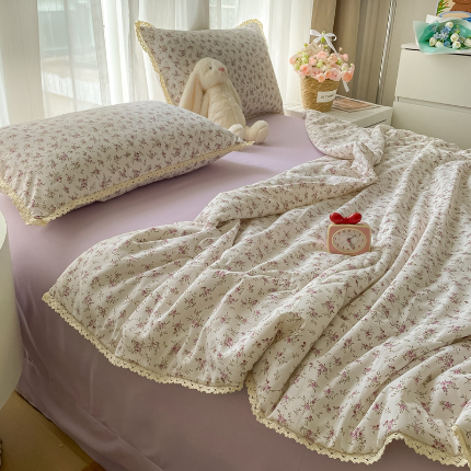 91家纺网 家纺一手货源 找家纺 （总）一比一 2025新款针织双层纱镂空花边夏被四件套