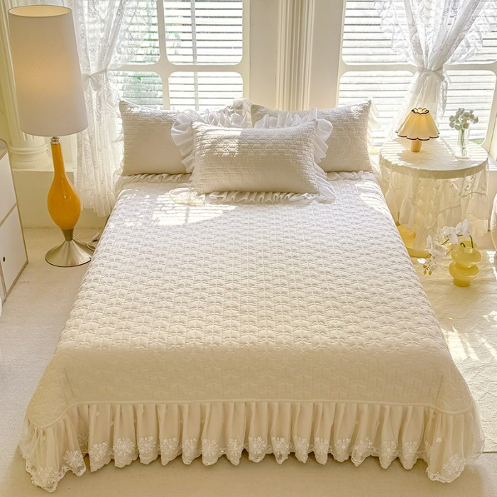 91家纺网 家纺一手货源 找家纺 漫布云家纺2025春夏新品韩版甜美公主风超柔水洗棉床盖四件套刺绣针织棉双层纱纯棉棉麻全棉少女心夹棉床裙款夏被款床盖四件套 幻蝶—奶油白