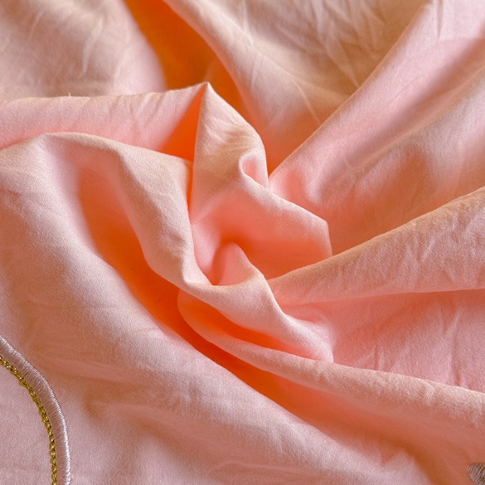 91家纺网 家纺一手货源 找家纺 漫布云家纺2025春夏新品韩版甜美公主风超柔水洗棉床盖四件套刺绣针织棉双层纱纯棉棉麻全棉少女心夹棉床裙款夏被款床盖四件套 幻蝶-樱花粉