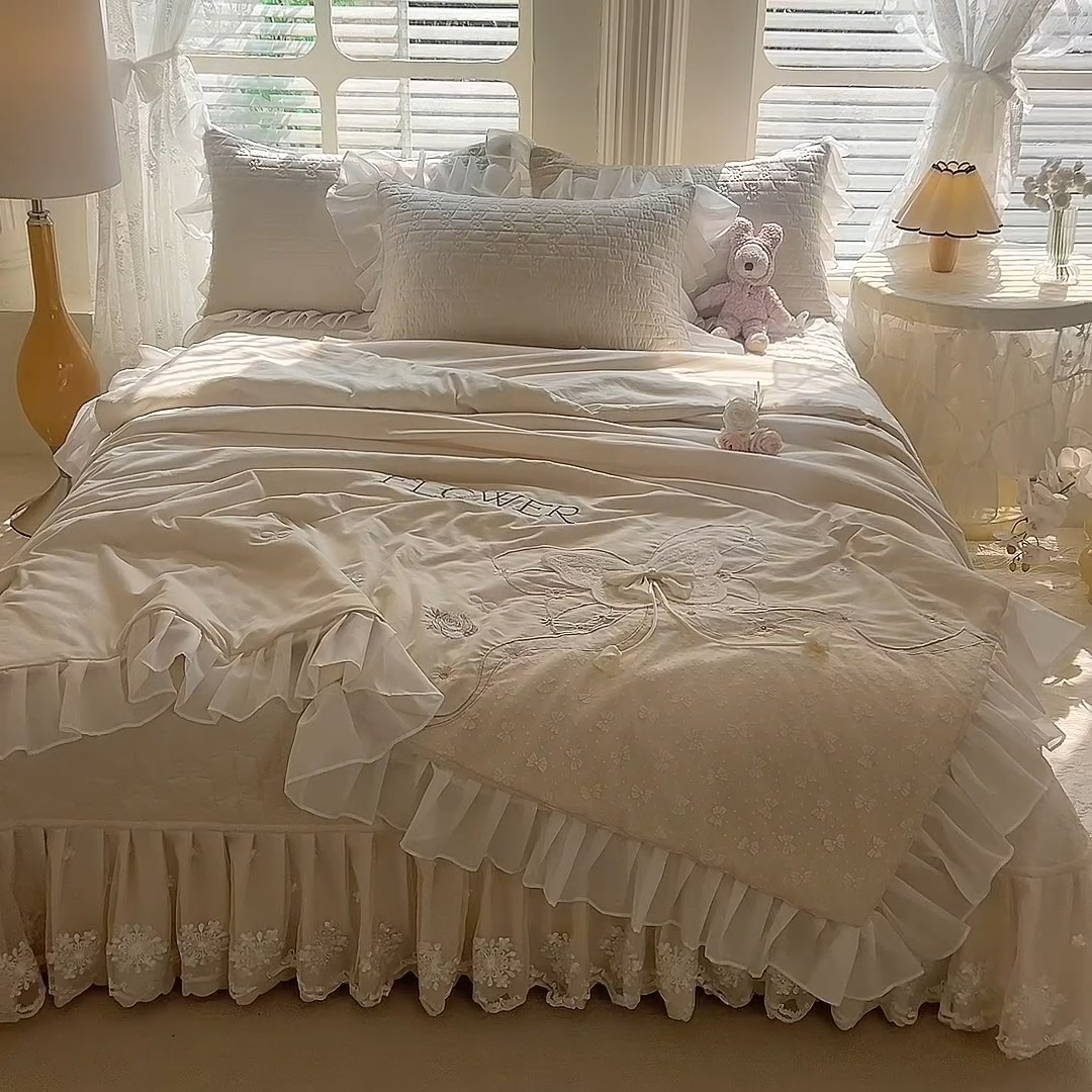 91家纺网 家纺一手货源 找家纺 漫布云家纺2025春夏新品韩版甜美公主风超柔水洗棉床盖四件套刺绣针织棉双层纱纯棉棉麻全棉少女心夹棉床裙款夏被款床盖四件套 幻蝶—奶油白