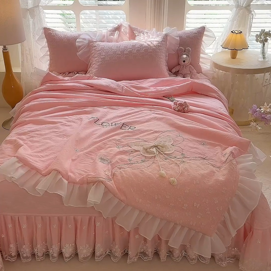 91家纺网 家纺一手货源 找家纺 漫布云家纺2025春夏新品韩版甜美公主风超柔水洗棉床盖四件套刺绣针织棉双层纱纯棉棉麻全棉少女心夹棉床裙款夏被款床盖四件套 幻蝶-樱花粉
