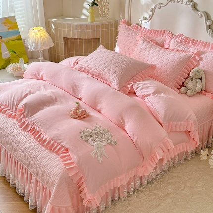 91家纺网 家纺一手货源 找家纺 （总）漫布云家纺2025春夏新品韩版甜美公主风超柔水洗棉床盖四件套刺绣针织棉双层纱纯棉棉麻全棉少女心夹棉床裙款夏被款床盖