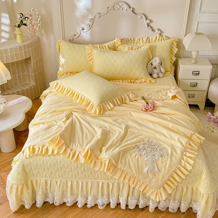 91家纺网 家纺一手货源 找家纺 苏米娜家纺2025春夏新品韩版甜美公主风超柔水洗棉床盖四件套刺绣针织棉双层纱纯棉棉麻全棉少女心夹棉床裙款夏被款床盖 花夕-嫩黄