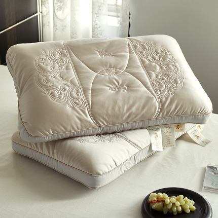 91家纺网 家纺一手货源 找家纺 （总）2025新款零压凉感透气轻奢蚕丝枕 新中式 双层蚕丝枕枕头刺绣瑞祥蚕丝亲肤枕芯