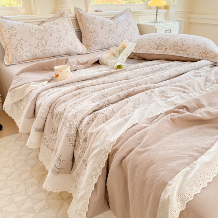 91家纺网 家纺一手货源 找家纺 （总）【苏东来】2025小清新韩版印花蕾丝花边皱皱棉工艺款拼接单夏被四件套韩式赫本碎花荷叶边夏凉被子空调被双人春秋被可水洗