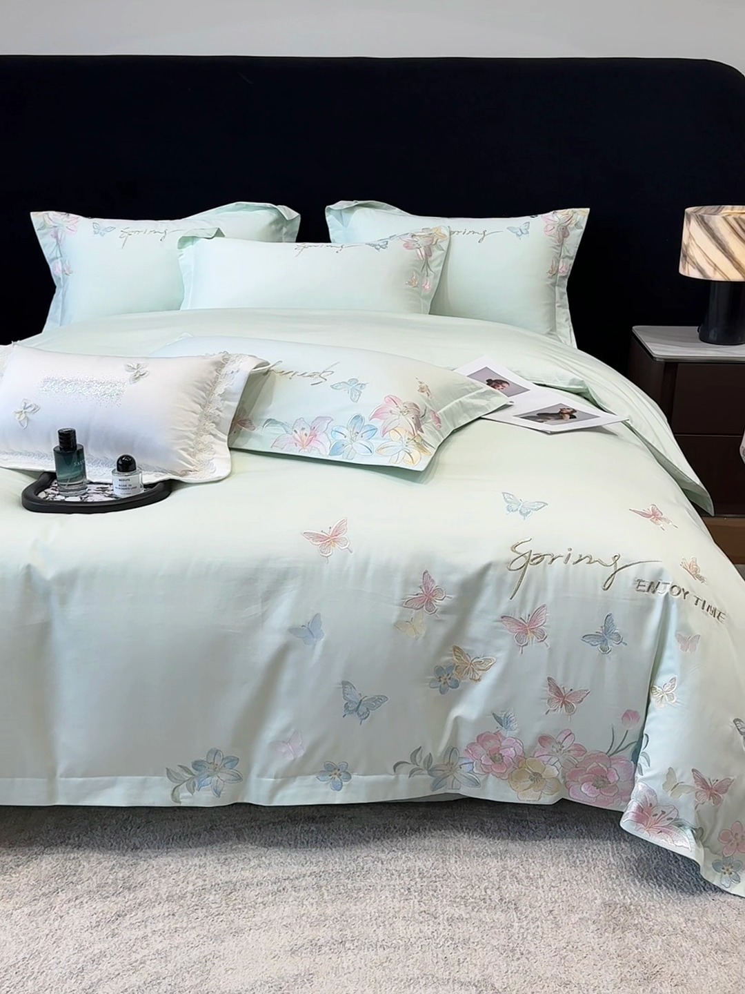 91家纺网 家纺一手货源 找家纺 春夏新品50*50S贡缎长绒棉刺绣四件套纯棉床单床笠高档礼盒装 清新绿-蝶屿梦境-贡缎长绒棉