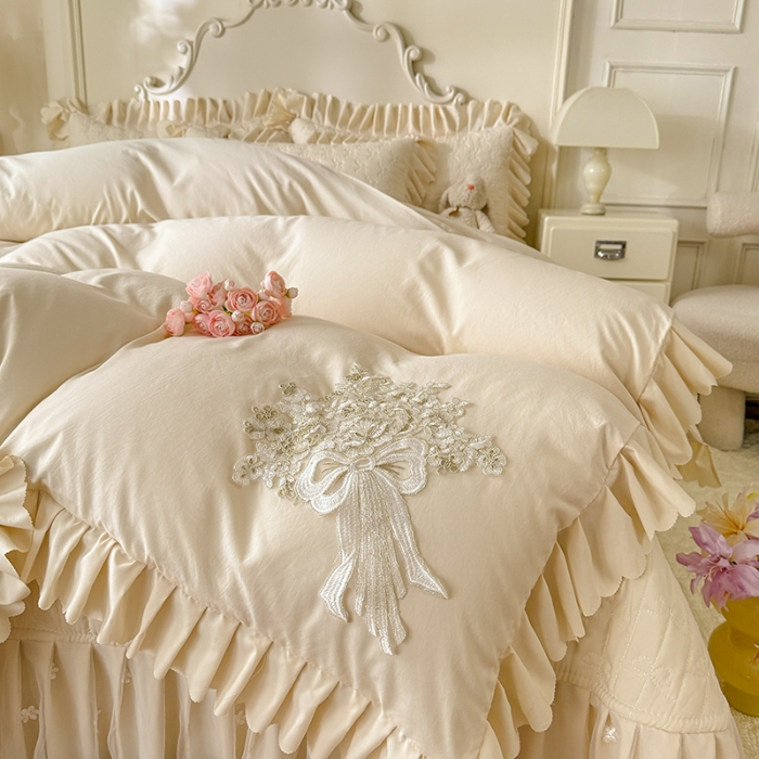 91家纺网 家纺一手货源 找家纺 苏米娜家纺2025春夏新品韩版甜美公主风超柔水洗棉床盖四件套刺绣针织棉双层纱纯棉棉麻全棉少女心夹棉床裙款夏被款床盖  花夕-奶油白