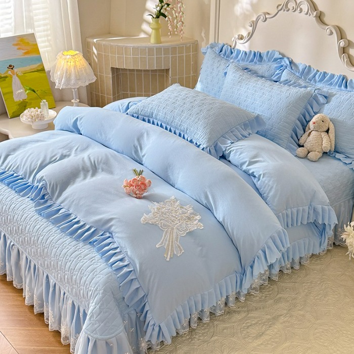 91家纺网 家纺一手货源 找家纺 苏米娜家纺2025春夏新品韩版甜美公主风超柔水洗棉床盖四件套刺绣针织棉双层纱纯棉棉麻全棉少女心夹棉床裙款夏被款床盖 花夕-婴儿蓝