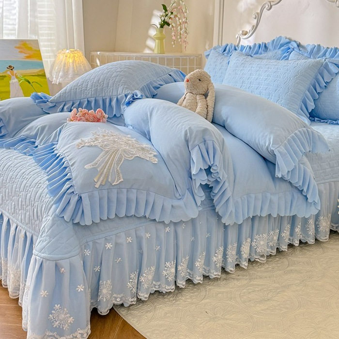 91家纺网 家纺一手货源 找家纺 苏米娜家纺2025春夏新品韩版甜美公主风超柔水洗棉床盖四件套刺绣针织棉双层纱纯棉棉麻全棉少女心夹棉床裙款夏被款床盖 花夕-婴儿蓝