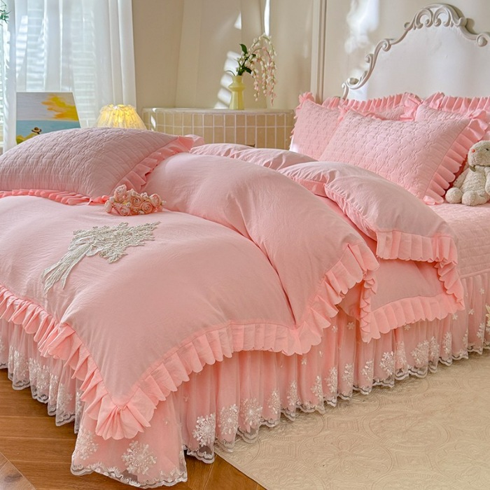 91家纺网 家纺一手货源 找家纺 苏米娜家纺2025春夏新品韩版甜美公主风超柔水洗棉床盖四件套刺绣针织棉双层纱纯棉棉麻全棉少女心夹棉床裙款夏被款床盖  花夕-樱花粉