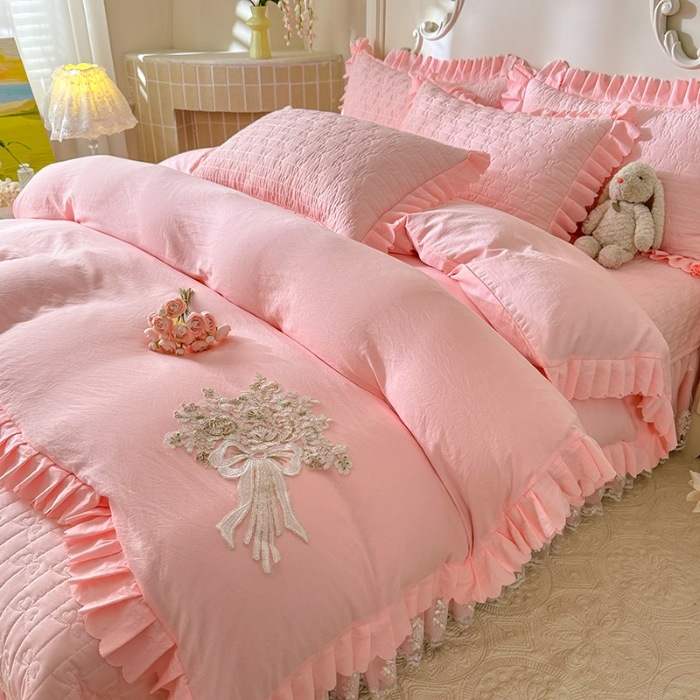 91家纺网 家纺一手货源 找家纺 苏米娜家纺2025春夏新品韩版甜美公主风超柔水洗棉床盖四件套刺绣针织棉双层纱纯棉棉麻全棉少女心夹棉床裙款夏被款床盖  花夕-樱花粉