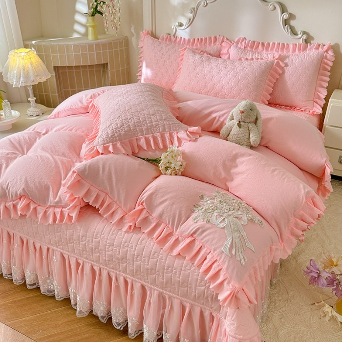 91家纺网 家纺一手货源 找家纺 苏米娜家纺2025春夏新品韩版甜美公主风超柔水洗棉床盖四件套刺绣针织棉双层纱纯棉棉麻全棉少女心夹棉床裙款夏被款床盖  花夕-樱花粉