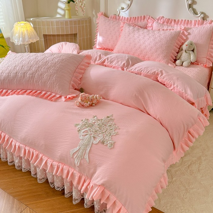 91家纺网 家纺一手货源 找家纺 苏米娜家纺2025春夏新品韩版甜美公主风超柔水洗棉床盖四件套刺绣针织棉双层纱纯棉棉麻全棉少女心夹棉床裙款夏被款床盖  花夕-樱花粉