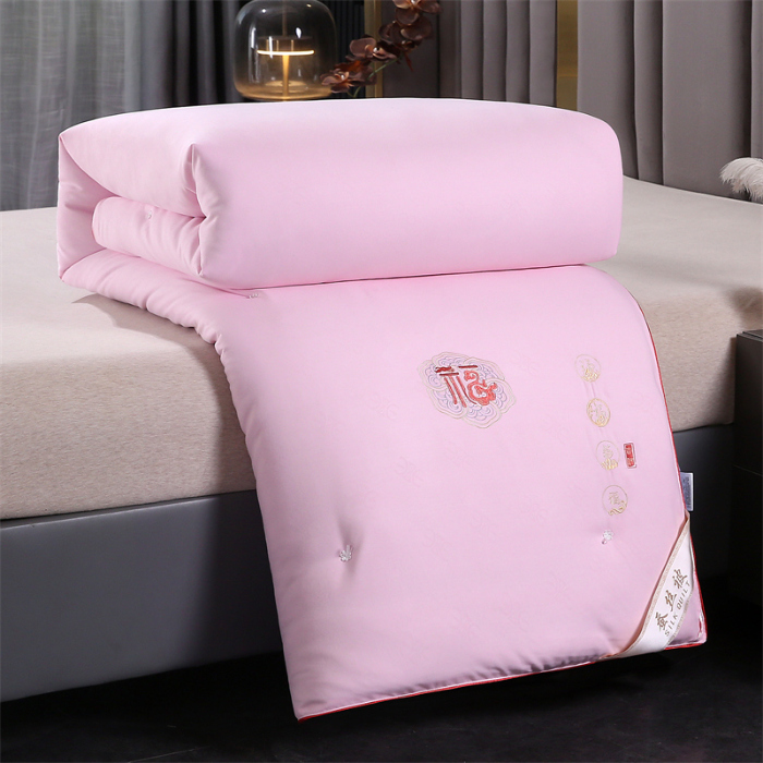 91家纺网 家纺一手货源 找家纺 芭芭棉家纺 2025春夏新款全棉纯棉百福被被子被芯 百福刺绣-粉