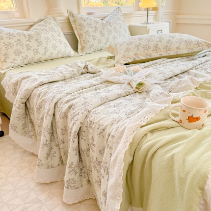 91家纺网 家纺一手货源 找家纺 （总）【苏东来】2025小清新韩版印花蕾丝花边皱皱棉工艺款拼接单夏被四件套韩式赫本碎花荷叶边夏凉被子空调被双人春秋被可水洗
