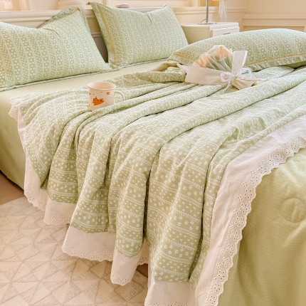 91家纺网 家纺一手货源 找家纺 （总）【苏东来】2025小清新韩版印花蕾丝花边皱皱棉工艺款拼接单夏被四件套韩式赫本碎花荷叶边夏凉被子空调被双人春秋被可水洗