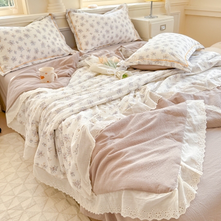 91家纺网 家纺一手货源 找家纺 （总）【苏东来】2025小清新韩版印花蕾丝花边皱皱棉工艺款拼接单夏被四件套韩式赫本碎花荷叶边夏凉被子空调被双人春秋被可水洗