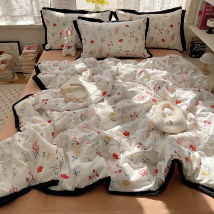 91家纺网 家纺一手货源 找家纺 （总）花伞家居 2025新款赫本高级感黑白系列花边水洗棉夏凉被夏被四件套