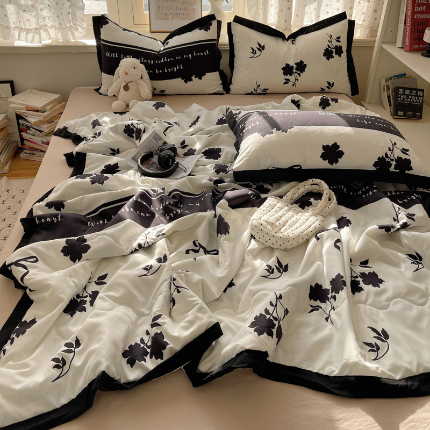91家纺网 家纺一手货源 找家纺 （总）花伞家居 2025新款赫本高级感黑白系列花边水洗棉夏凉被夏被四件套